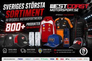 🏁 Sveriges största sortiment av officiell motorsportmerch!
800+ produkter för racingfans
Oavsett om ditt hjärta klappar för Formula 1®, Ferrari, Red Bull Racing, McLaren, Mercedes-AMG Petronas, Porsche Motorsport, BMW Motorsport, MotoGP eller andra legendariska racingteam – hos Westcoast Motorsport hittar du mängder av officiell merch för din passion!
🏎️ Officiella team-produkter
📦 Snabb leverans från Vargön i Sverige.
🔥 Nya produkter varje vecka.
👉 Besök www.WestcoastMotorsport.se och spana in vårt sortiment.
Kom gärna förbi när vi dyker upp med raceshoppen på olika events och racingbanor runt om i Sverige. Se vår eventkalender på hemsidan. Ni kan även nå oss på info@westcoastmotorsport.se eller på 010-20 40 400