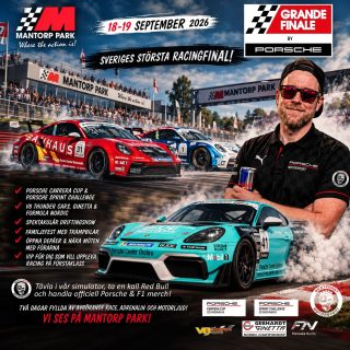 ÄNTLIGEN RACE WEEK – GRANDE FINALE 2026!
Den 18-19 september är det dags – Mantorp Park förvandlas till Sveriges
racinghuvudstad när säsongens stora final avgörs. Två dagar fyllda av avgörande race, adrenalin och motorljud du sent kommer glömma.
🏁 Finaler i Porsche Carrera Cup & Porsche Sprint Challenge
🏁 V8 Thunder Cars, Ginetta & Formula Nordic – brutal kraftfull racing på högsta nivå
🏁 Spektakulär driftingshow och banvarvs-rekordförsök
🏁 Familjefest med trampbilar & radiostyrd bilsport
🏁 Öppna depåer, autografer & nära möten med förarna
🏁 VIP för dig som vill uppleva racing på förstaklass (gå in på mantorppark.se för biljetter)
Allt detta – på Sveriges nationalarena för motorsport.
Westcoast Motorsport finns givetvis på plats och säljer officiell Porsche Motorsport & Formel 1 merch, bjuder på kall Red Bull och vi kör även en tävling i vår racingsimulator. Är du snabbast runt Azerbaijans GP F1 bana? Gratis för alla att prova!