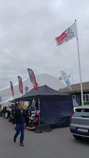 GRANDE FINALE har slått upp portarna och dags för en massa racing. Vi finns så klart på plats här på @mantorppark med officiell Porsche Motorsport & F1 merch, förarutrustning, racingsimulator. Dessutom har vi flera exemplar av TrackSide boken (signerad av @erikstenborg ) specialpriser o end of season sales på bilvård och mycket annat. hoppas vi ses!!