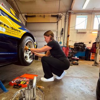 Visste du att vi även säljer vanliga sneakers på westcoastmotorsport.se? 👟🔥
Mellan racen är det viktigt att spara på de FIA-godkända racingskorna – och samtidigt se till att hela teamet har riktigt sköna och snygga skor på fötterna under alla timmar i garaget och i depån.
🏎️💨Svenska mästaren i drifting 2026, @jockeanderssonnn, och hans fru @moasvarf har fullt upp i garaget och kör snygga och bekväma sneakers från Puma som du hittar hos oss på Westcoast Motorsport.
Perfekta skor för alla timmar i garaget, i depån eller helt enkelt till vardags!
🛒 Hitta dina Puma skor på westcoastmotorsport.se eller skicka ett mail om ni vill ha hjälp att utrusta hela teamet.
#WestcoastMotorsport #Puma #PumaSneakers #Drifting #Mekaniker #Garageliv #Racingskor #MotorsportSverige #Sneakers
