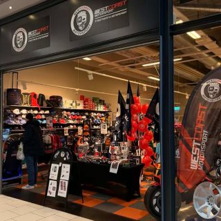 Sollentuna! ÄR NI REDO!!?? :D Nu till helgen öppnar vi raceshoppen i Sollentuna Centrum. Massa snygga motorsportkläder från Formel 1, Red Bull, Ferrari, Porsche 59North Wheels, BMW, Mercedes m.fl.
Dessutom kan ni prova ett varv runt Mexikos GP-bana i vår racingsimulator och träffa racingföraren Fredrik Lindholm och spana in hans häftiga Formelbil.
Så kom in och snacka racing och spana in alla våra olika racinggrejer som vi har med oss.
#westcoastmotorsport #sollentuna #formel1 #officialmerch #motorsport #lifestyle