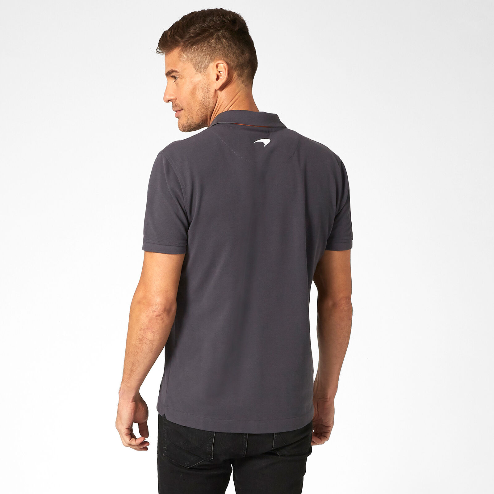 334801002160_mclaren_fw_fanwear_essential_polo_piketröja_pike_grå_gray_grey_antracit_westcoast_motorsport_back_man