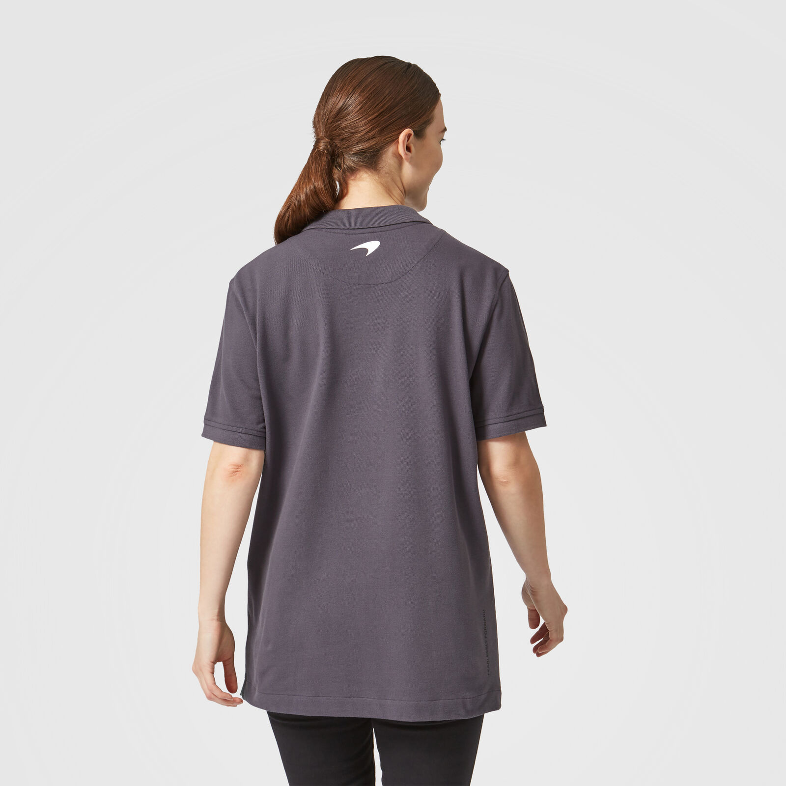 334801002160_mclaren_fw_fanwear_essential_polo_piketröja_pike_grå_gray_grey_antracit_westcoast_motorsport_back_woman
