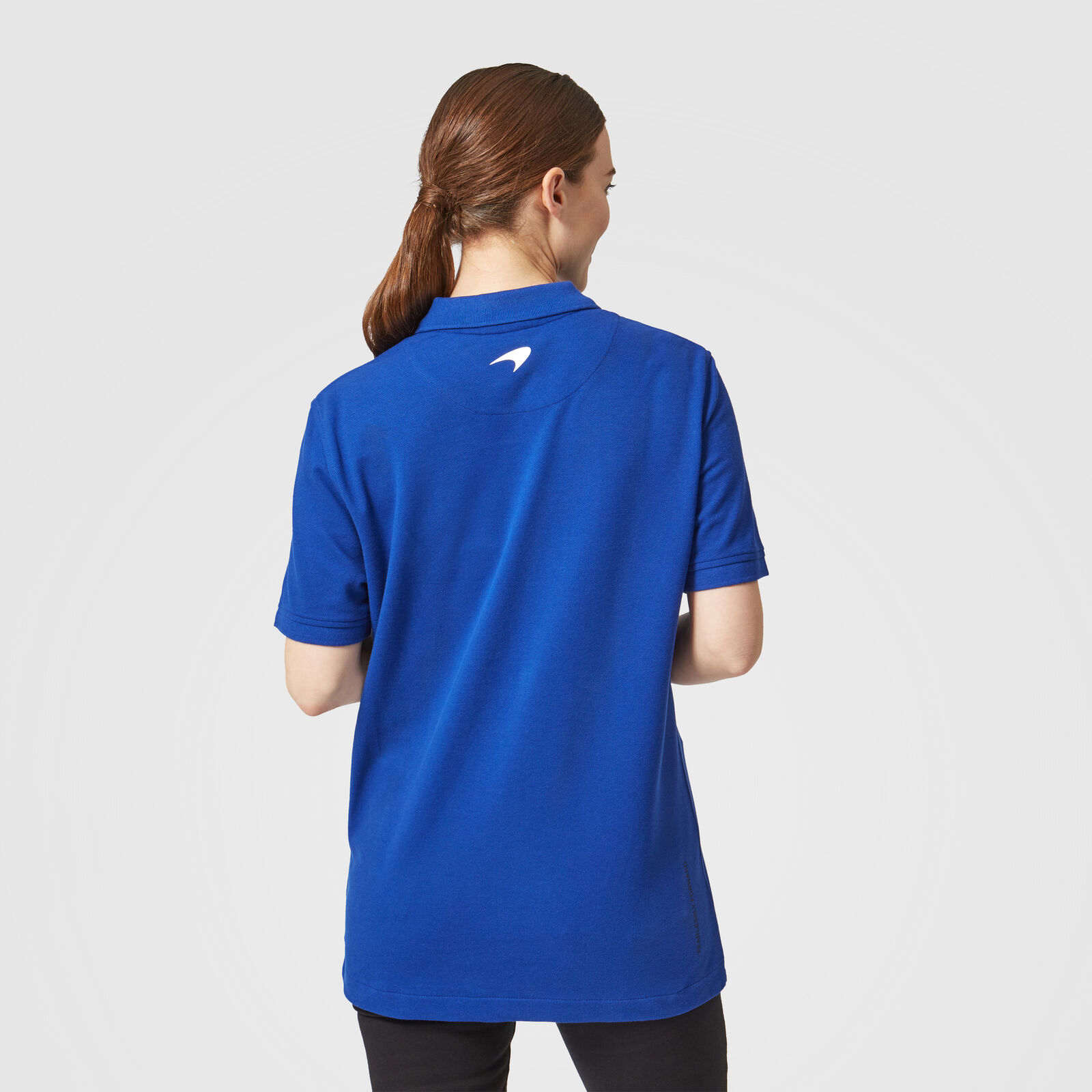 334801002500_mclaren_fw_fanwear_essential_polo_piketröja_pike_blå_blue_westcoast_motorsport_back_woman