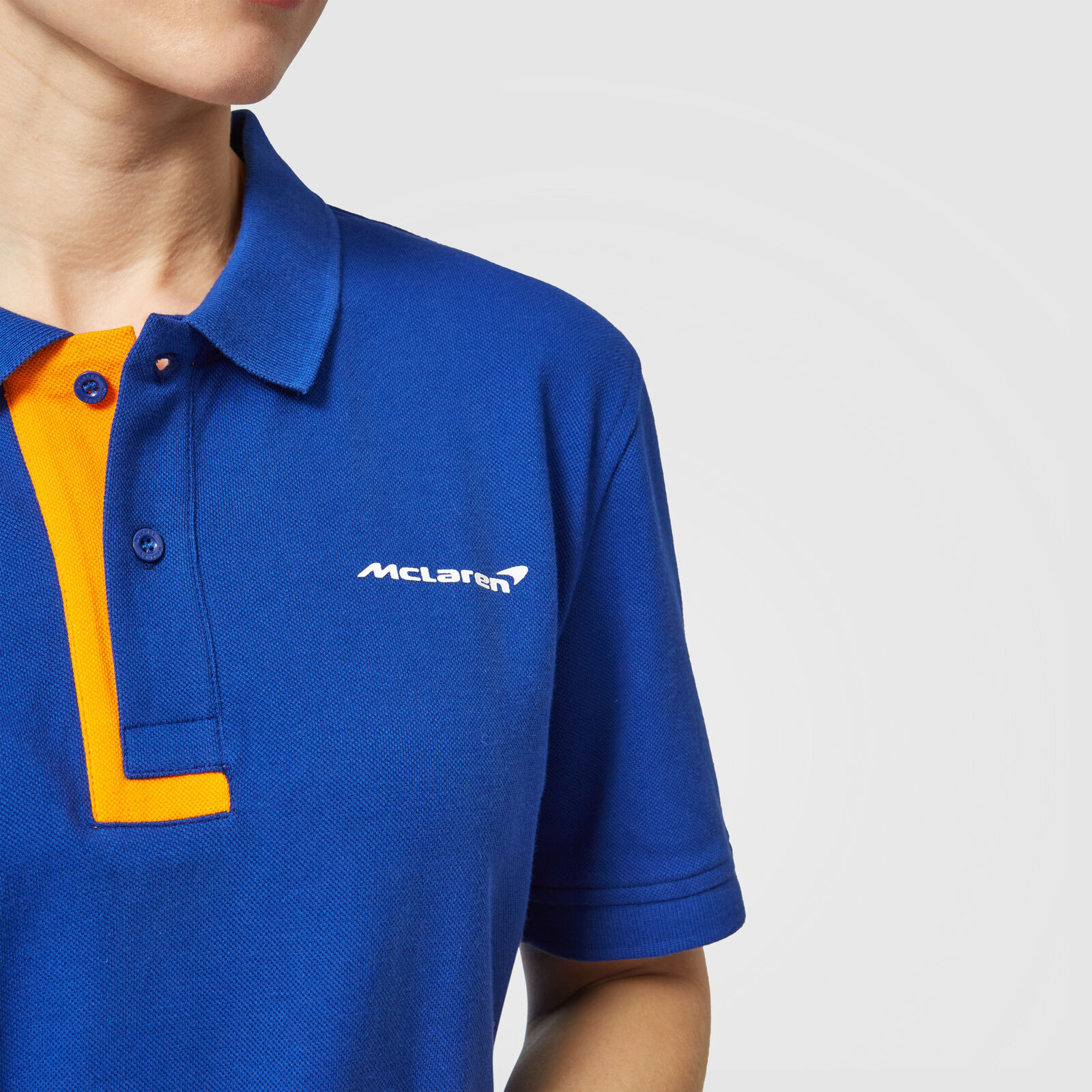 334801002500_mclaren_fw_fanwear_essential_polo_piketröja_pike_blå_blue_westcoast_motorsport_closeup_man