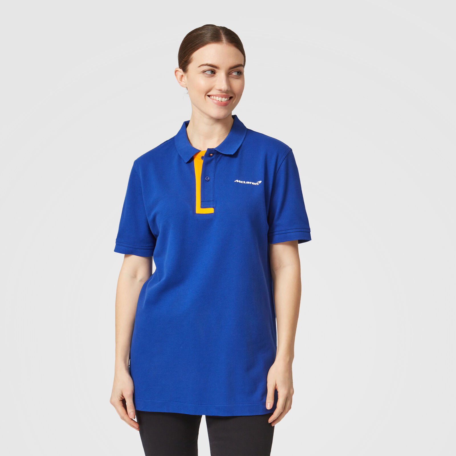 334801002500_mclaren_fw_fanwear_essential_polo_piketröja_pike_blå_blue_westcoast_motorsport_front_woman