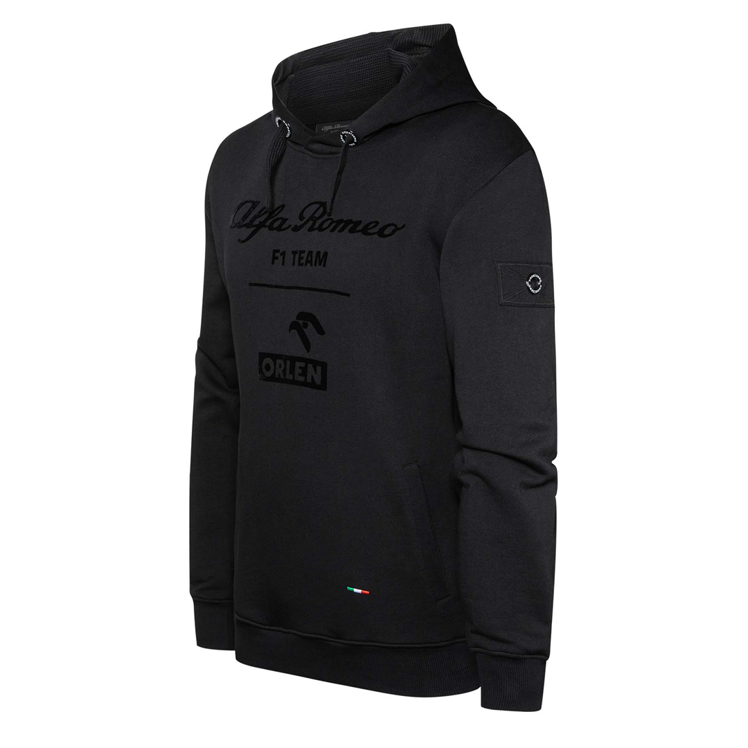 M202114124_sauber_alfa_romeo_orlen_f1_team_fanwear_pole_position_hooded_sweater_hoodie_luvtröja_sweatshirt_f1sweden_f1sverige_gpstore_formel1_formula1_westcoast_motorsport_black_svart_side