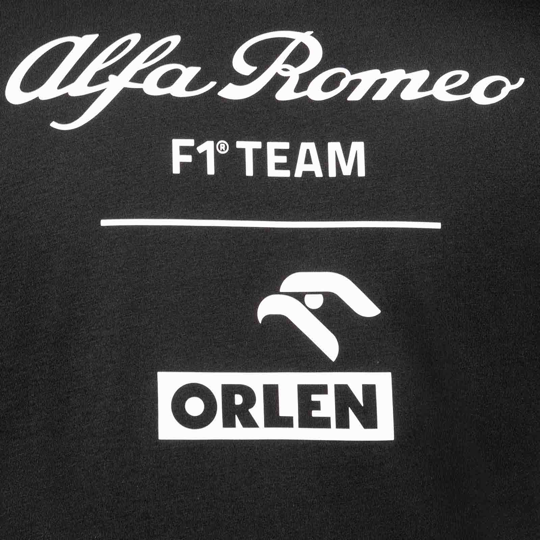 M600214124_sauber_alfa_romeo_orlen_f1_team_fanwear_black_tshirt_tee_t-shirt_f1sweden_f1sverige_gpstore_formel1_formula1_westcoast_motorsport_svart_closeup_team_logo