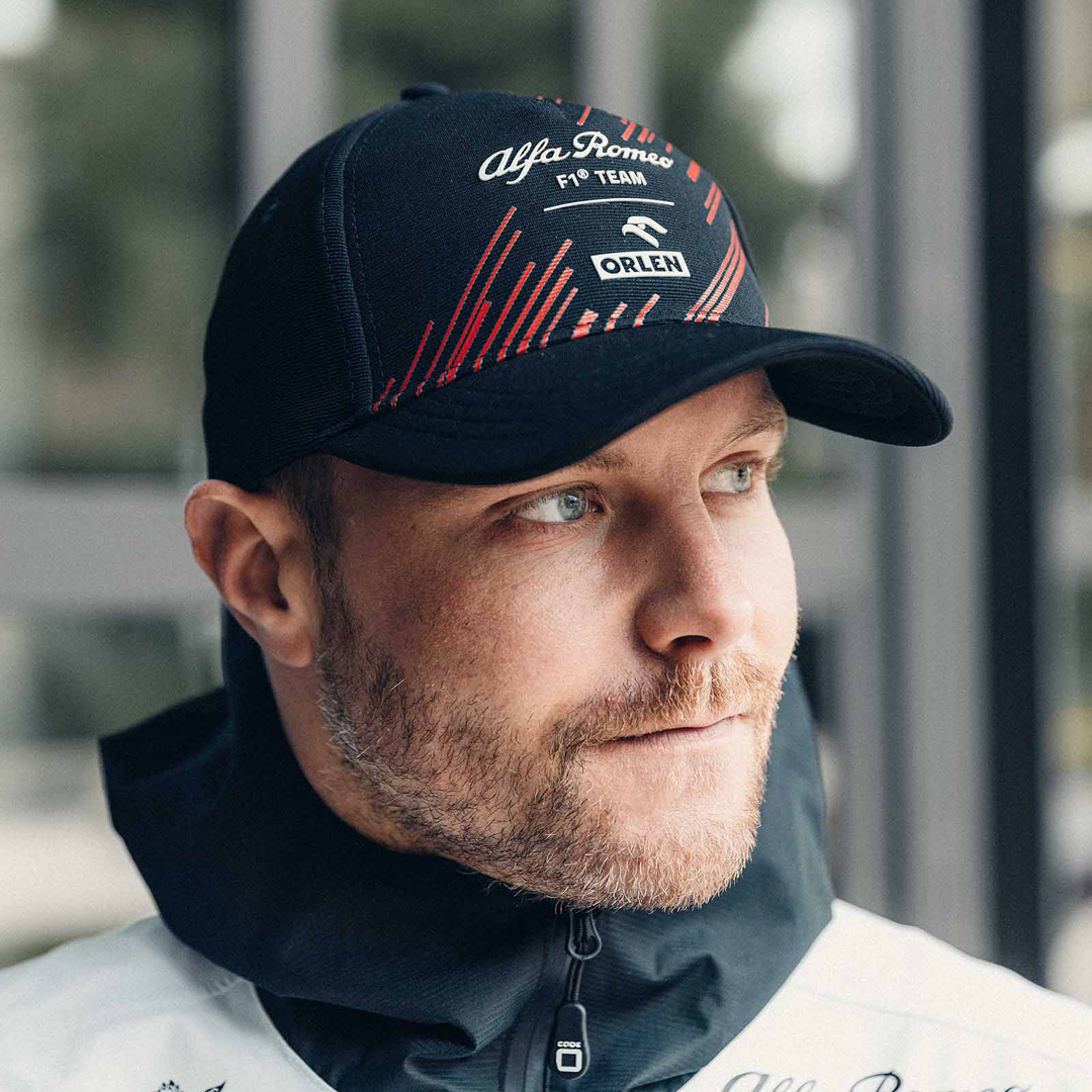 U901114424_alfa-romeo-f1-team-orlen_official_team_cap_curved_brim_formel1_formula1_gpstore_f1sweden_f1sverige_westcoast_motorsport_code-zero_black_svart_bottas