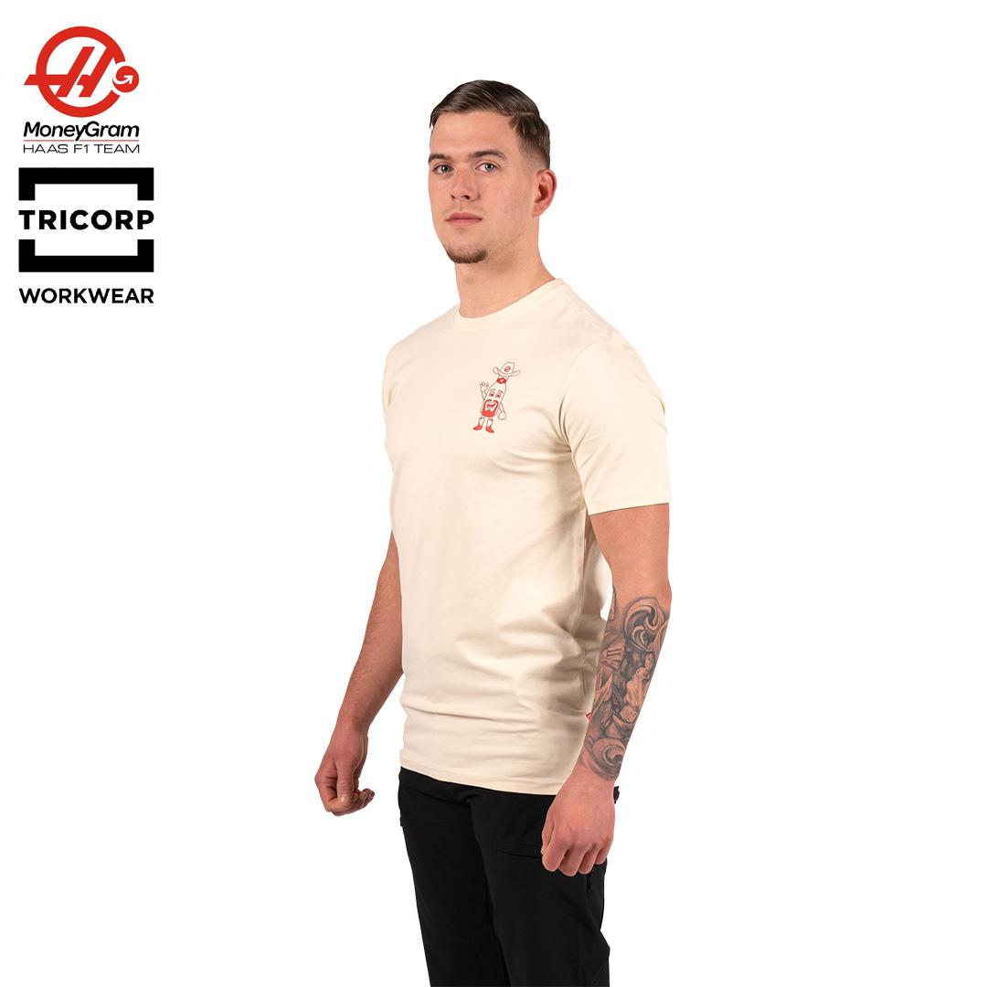 901318Ecru_moneygram_haas_f1_team_hot_sauce_supporter tee_tricorp_kmag_hulkenberg_formula1_f1sweden_f1sverige_formel1_t-shirt_westcoast_motorsport_man_side