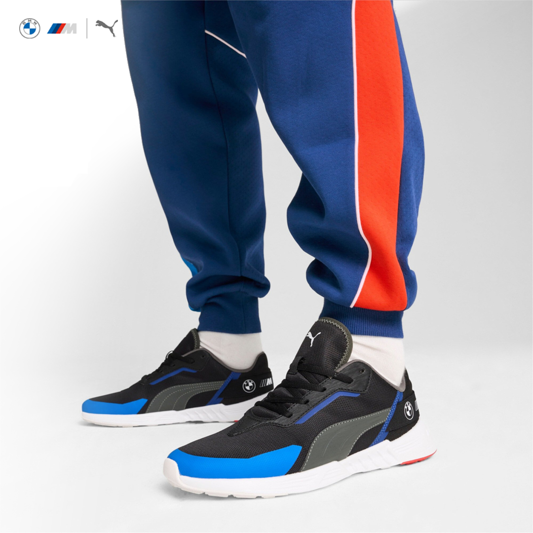 30804503_bmw_motorsport_tiburion_sneaker_shoes_skor_puma_stichd_official_merch_racing_westcoast_motorsport_black_svart_blue_carbon_closeup