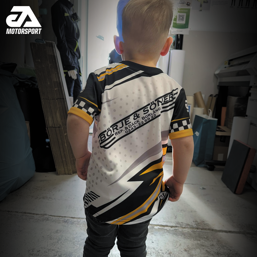 Ja-team-tee-W_joakim_andersson_replica_team_tee-white_drifting_driver_official_merch_racing_westcoast_Motorsport_kid_back