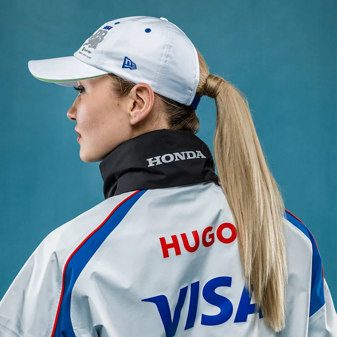 M-180356_RAB25013_visa_cash_app_racing_bulls_formula_one_team_9forty_woman_open_cap_white_keps_f1sweden_f1sverige_new_era_formel1_formula1_westcoast_motorsport_neck