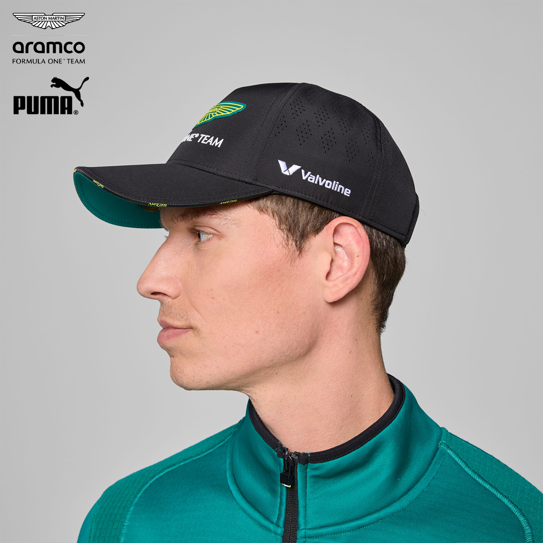 701233022_aston_martin_formula_one_team_replica_cap_2025_puma_stichd_f1sweden_f1sverige_formel1_formula1_f1_racing_official_merch_westcoast_motorsport_black_man_left
