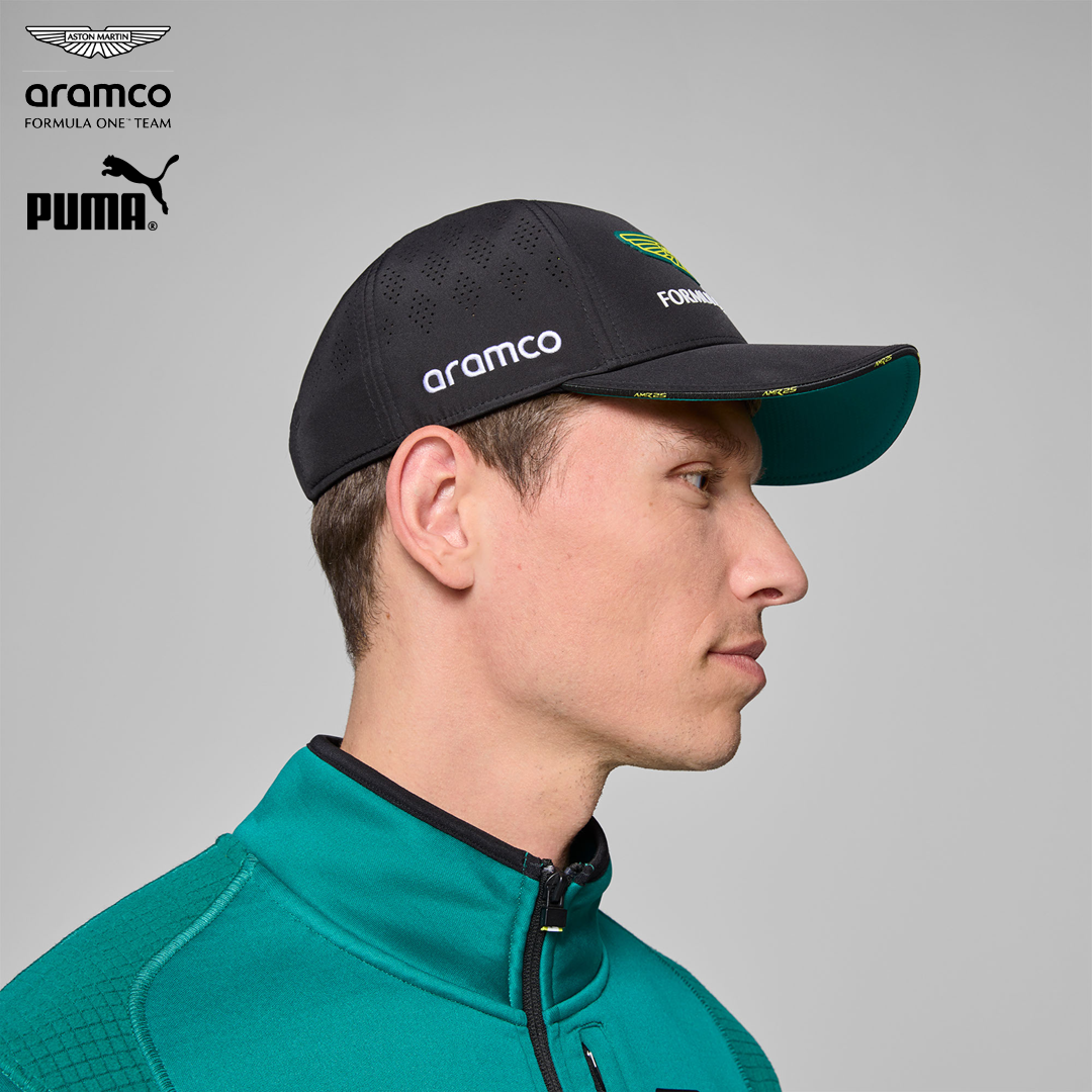 701233022_aston_martin_formula_one_team_replica_cap_2025_puma_stichd_f1sweden_f1sverige_formel1_formula1_f1_racing_official_merch_westcoast_motorsport_black_man_right