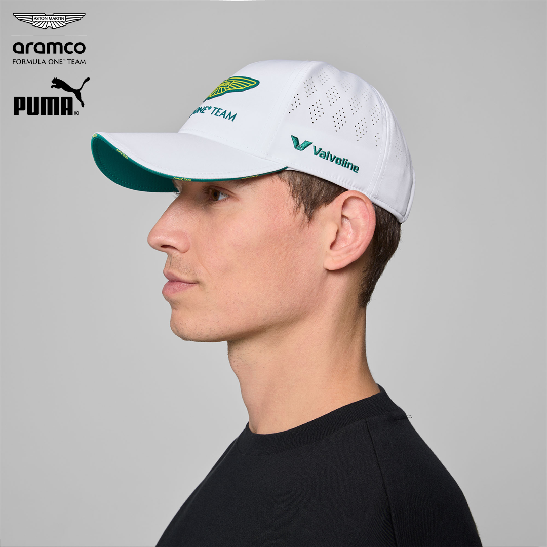 701233022_aston_martin_formula_one_team_replica_cap_2025_puma_stichd_f1sweden_f1sverige_formel1_formula1_f1_racing_official_merch_westcoast_motorsport_white_man_left