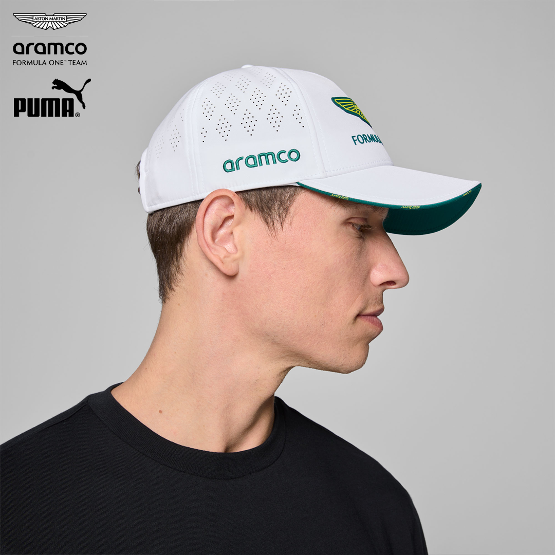 701233022_aston_martin_formula_one_team_replica_cap_2025_puma_stichd_f1sweden_f1sverige_formel1_formula1_f1_racing_official_merch_westcoast_motorsport_white_man_right