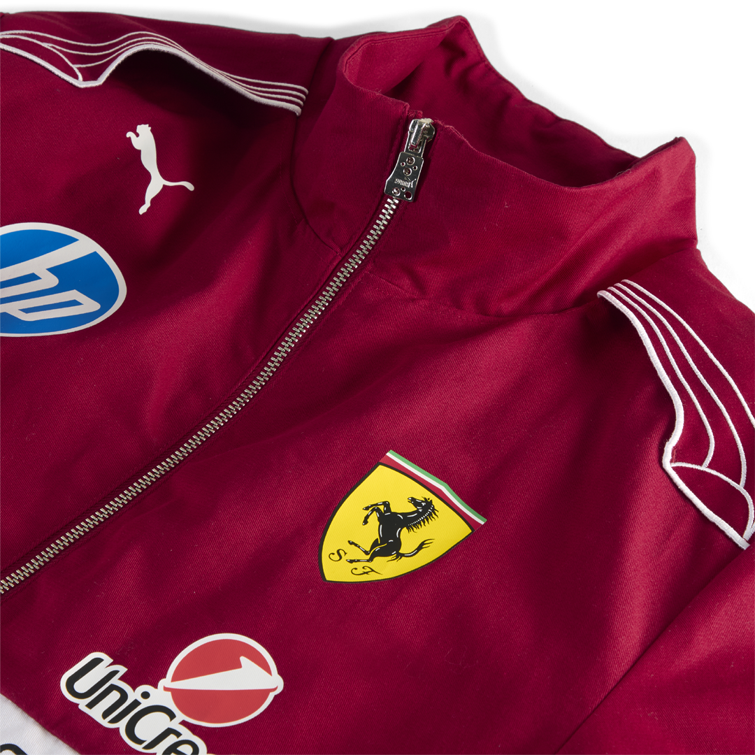 701232815001_scuderia_ferrari_formula_one_team_vintage_jacket_jacka_formula1_formel1_f1sweden_f1sverige_puma_stichd_official_merch_westcoast_motorsport_closeup