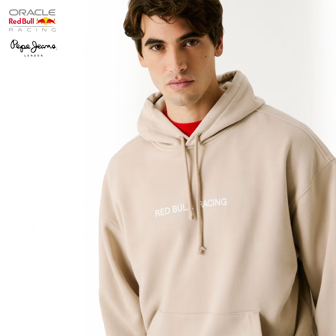 M-181476_RBR25122_oracle_red_bull_racing_pepe_jeans_braking_records_hoodie_f1_formel1_formula1_f1store_official_merch_fuelforfans_redbullstore_westcoast_motorsport_man_closeup