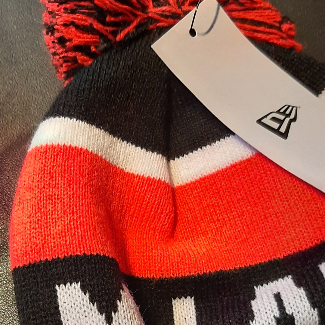 60684621_mclaren_racing_sports_beanie_luva_mössa_f1_formel1_formula1_f1sweden_f1sverige_official_merch_new_era_westcoast_motorsport_closeup