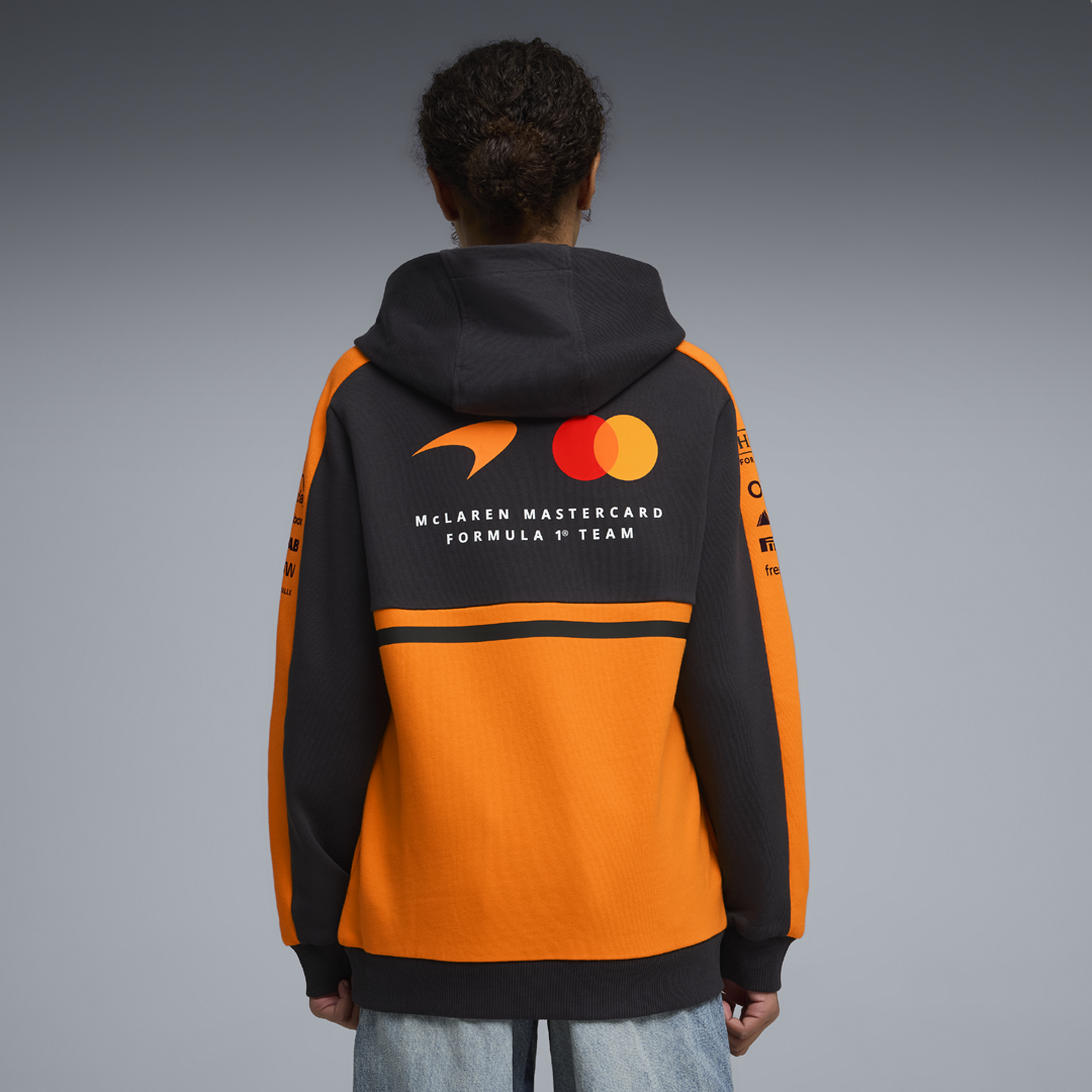 701241089_mclaren_racing_replica_team_hoodie_sweatshirt_f1_formel1_formula1_official_merch_f1store_fuelforfans_puma_westcoast_motorsport_girl_back