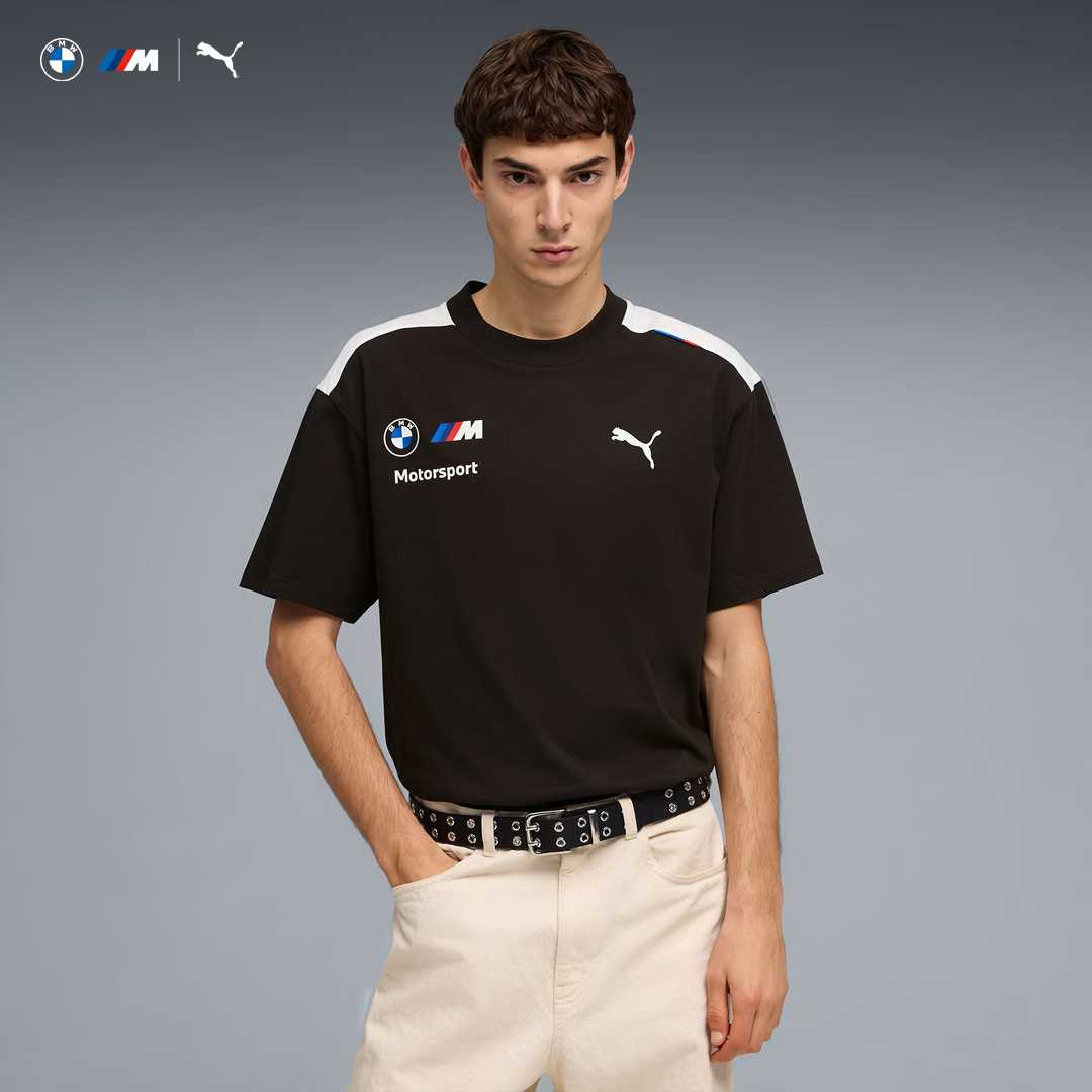 701239128001_bmw_motorsport_replica_rp_driver_tee_t-shirt_m_sport_bimmer_puma_official_merch_fuelforfans_westcoast_motorsport_black_svart_man