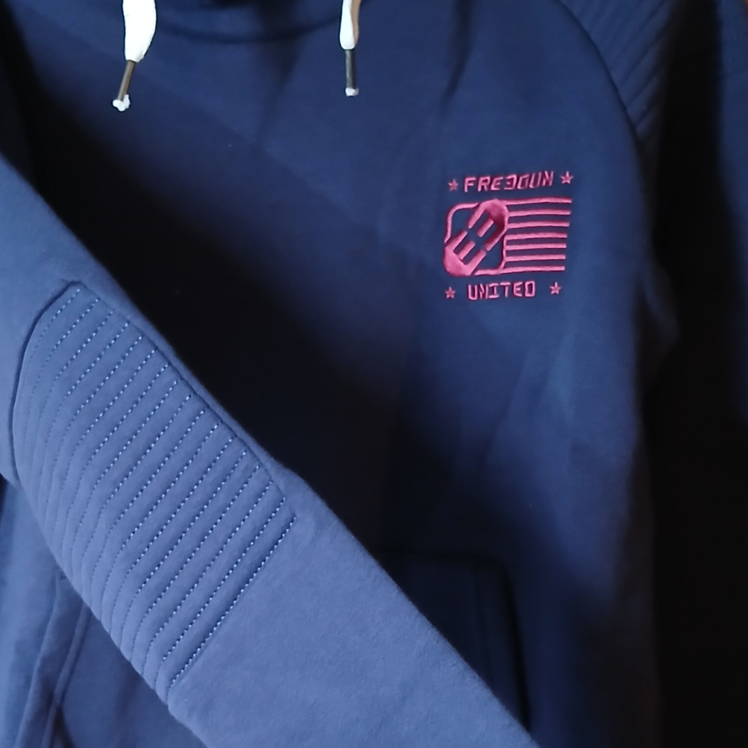 FG_AH16_3_SW_BR33_freegun_small_logo_fake_hoodie_sweat_lifestyle_kids_sweatshirt_high_neck_actionsport_westcoast_motorsport_barn_closeup