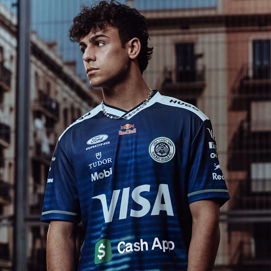 M-RAB26079_visa_cash_app_racing_bulls_red_bull_official_merch_f1store_redbullshop_f1sweden_fuel_for_fans_westcoast_motorsport_hugo_boss_barceolona_special_edition_t-shirt_arvid_lindblad